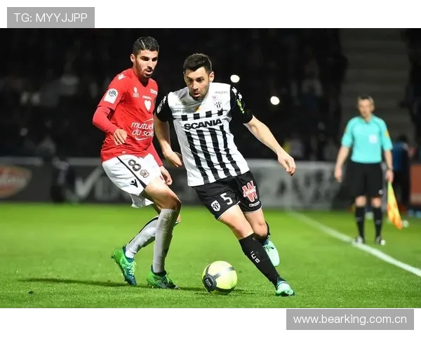 法甲半场战报 泰希曼进球因越位被判无效 里昂暂时与昂热战成平局